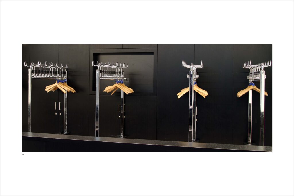 Legt eure Garderobe ab und nehmt Platz für die gleich beginnende Lesung.